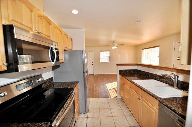 Building Photo - 3 bed 2 bath rancher duplex (stainless appliances & granite counters)