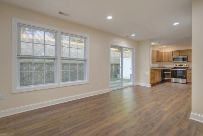 Building Photo - 435 Pin Oak Dr NW