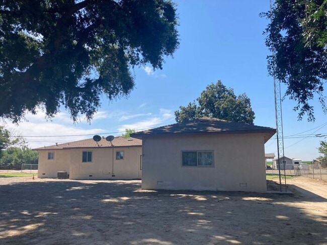 Building Photo - Turlock Country Living 3 Bedroom 2 Bath Home