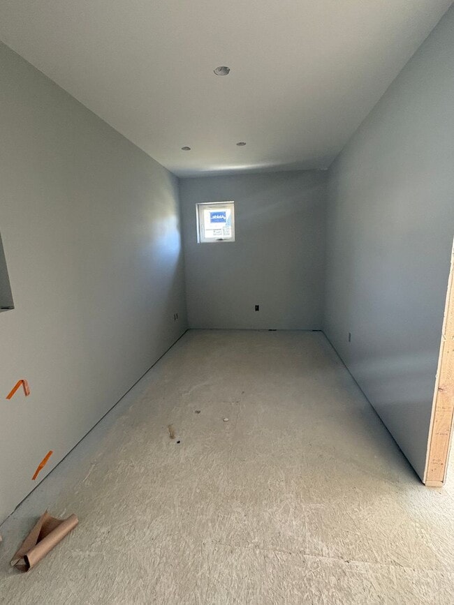 Building Photo - Brand New - Big 5 bedroom House