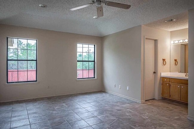 Building Photo - 238 Tomahawk - RENTAL Trl