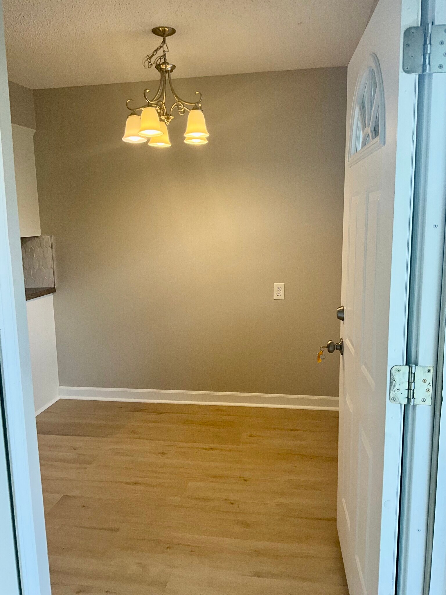 Dining area - 27796 Reo Rd