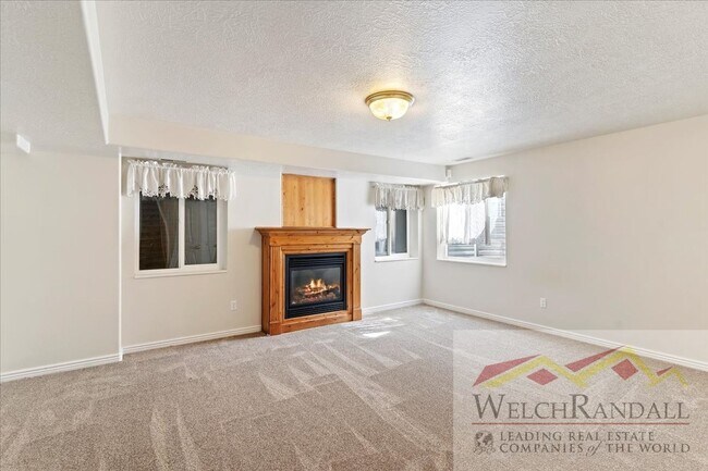 Building Photo - Very Spacious 2 Bedroom 3 Bath Ogden Home