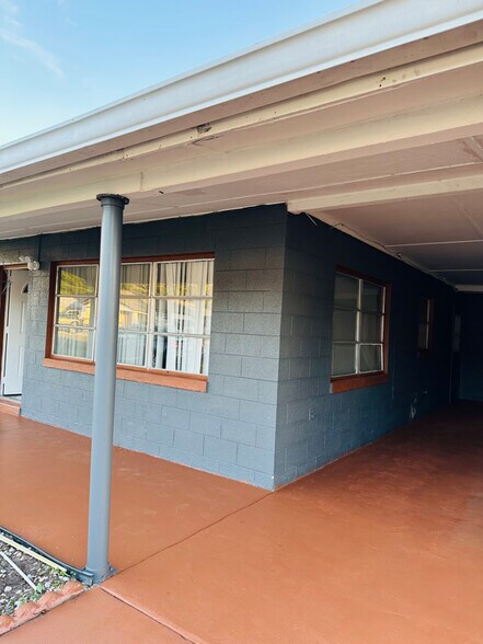 Primary Photo - 650 W Tropicana Ct