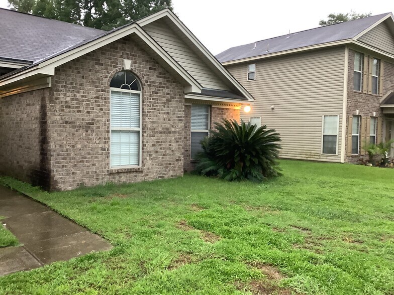 Building Photo - 108 Oak Grove Ln