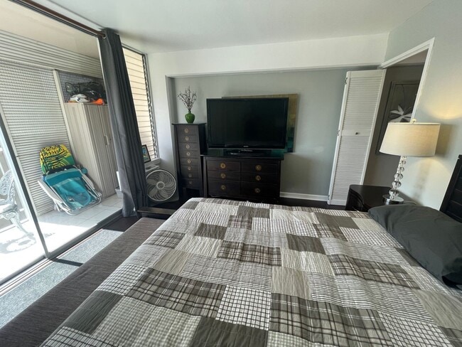 Building Photo - Fully furnished with amazing panoramic views.