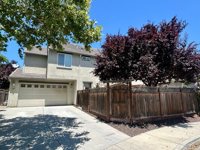 Building Photo - Ideal 4 bedroom home, walking distance to downtown and everything that Morgan Hill has to offer!
