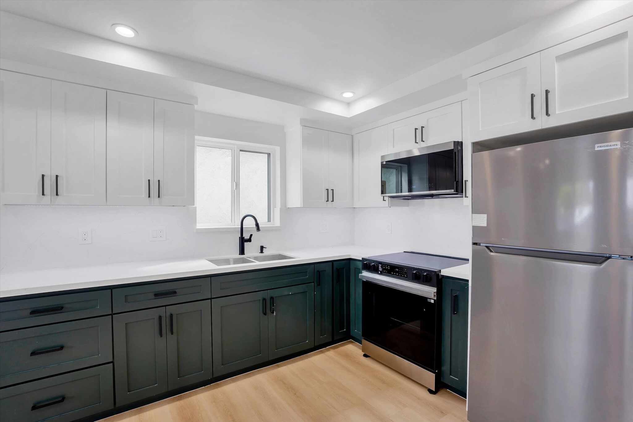 Building Photo - 2116 E 2nd St