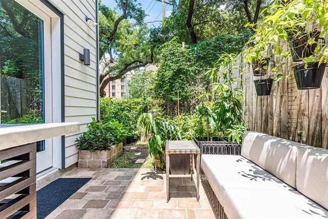 Building Photo - 2510 Chenevert St