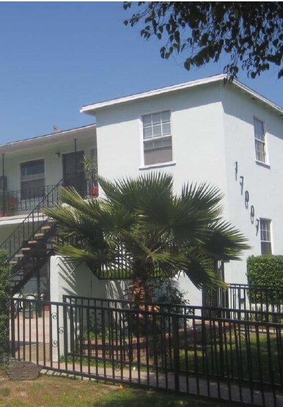 Building Photo - 17007-17013 Vanowen St