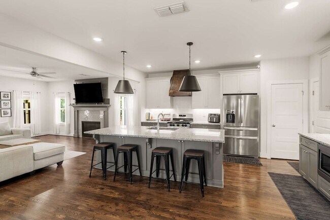 Building Photo - 429 Westboro Dr