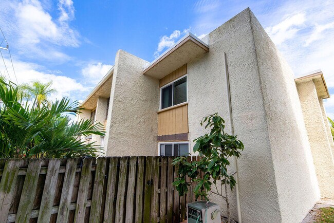 Building Photo - 1212 NE 14th Ct