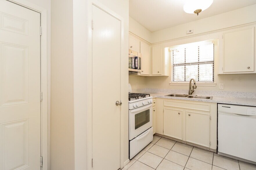 Building Photo - 84 Fallshire Dr