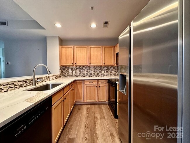 Building Photo - 718 W Trade St