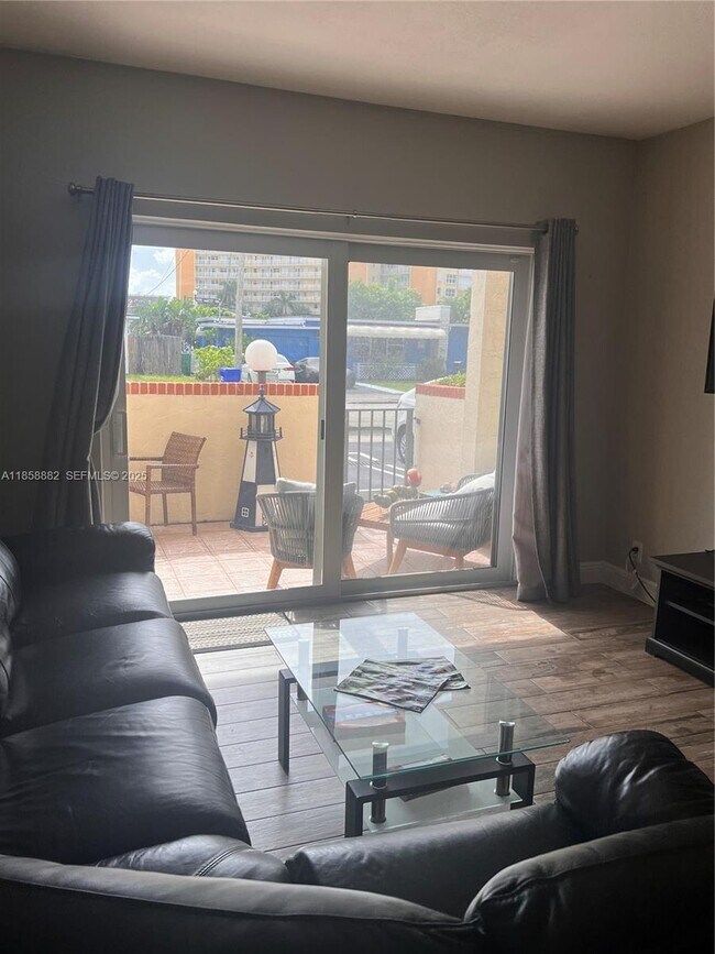 Building Photo - 400 N Riverside Dr