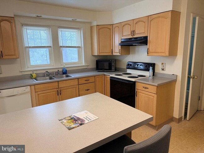 Building Photo - 604 S Main St