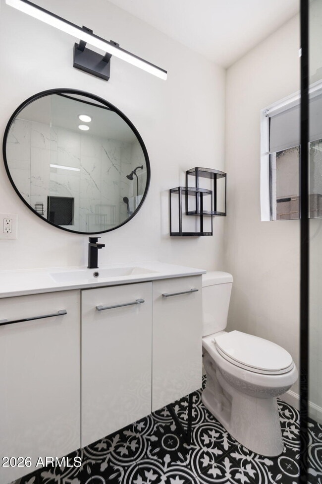 Building Photo - 930 E Whitton Ave