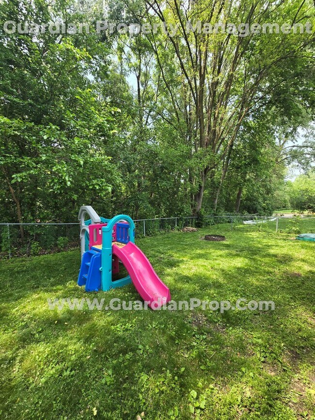 Building Photo - Split Level Home in Roseville Available 8/...