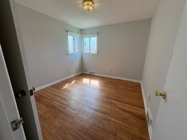 Building Photo - 1724-1726 Tanglewood Dr Akron OH 44313 MFH2 .PW .T1