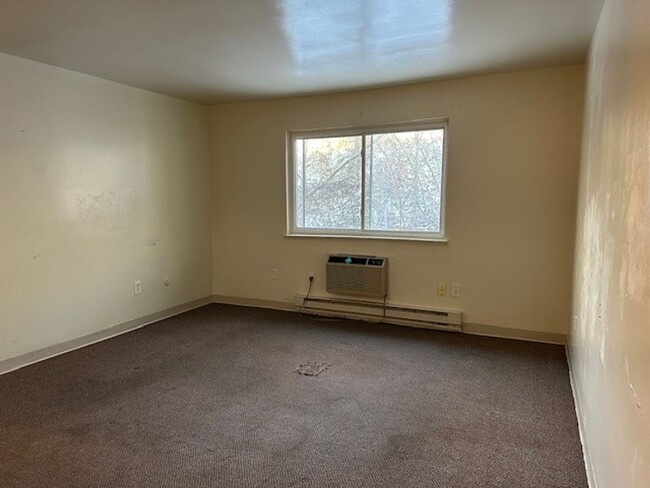 Building Photo - ALL UTILITIES INCLUDED! 2nd Floor 2 Bedroo...