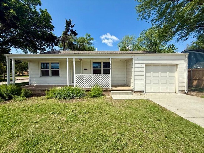 Primary Photo - $1100 - 2 bed 1 bath - Single Family Home