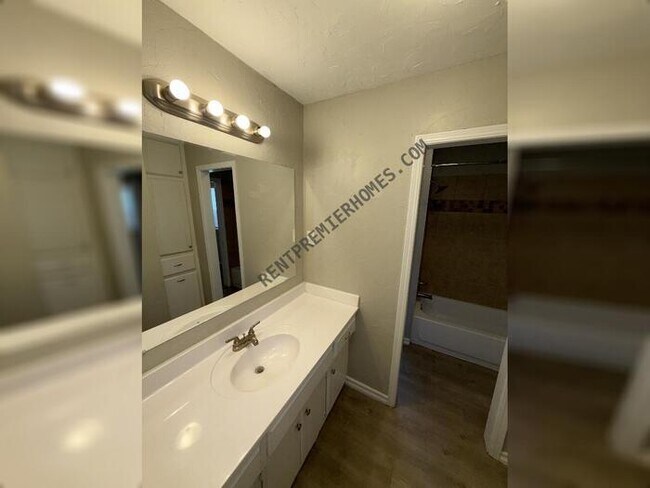 Building Photo - 10101 Carnie Cir