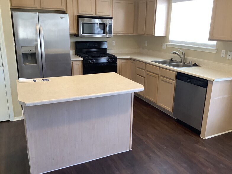 Building Photo - 7623 Banyon Ave NW