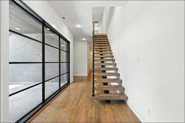 Building Photo - 3523 N Versailles Ave