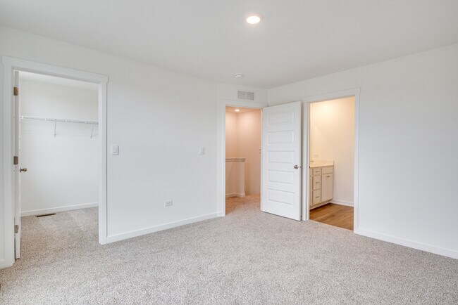 Building Photo - 382 Summit Cir