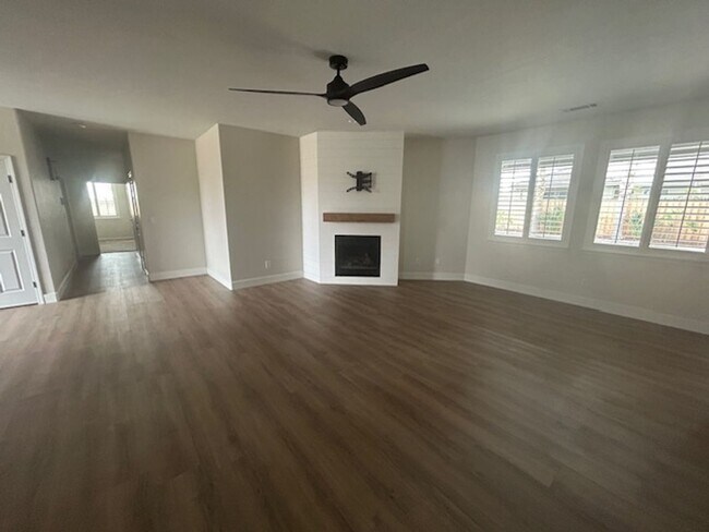 Building Photo - 4 Bedroom 2 Bathroom in SE Visalia with Po...