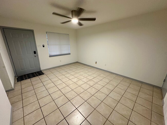 Building Photo - 2 Bedroom Condo Walking Distance to Baylor...