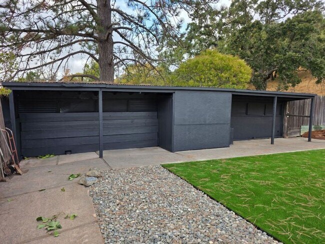 Building Photo - Beautifully Renovated, Pet Friendly Novato...