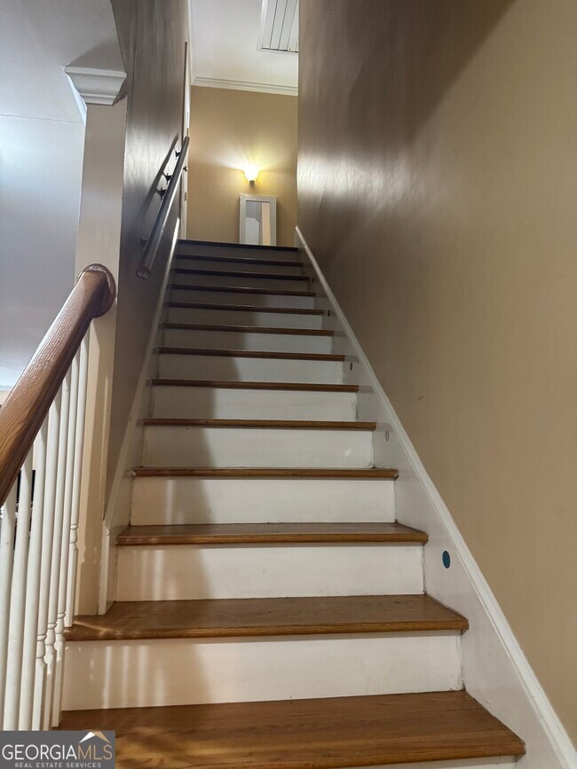 Building Photo - 421 Creekside Dr