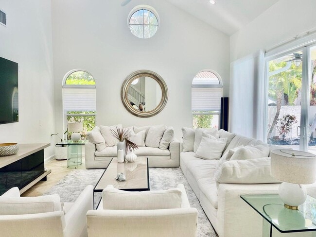 Building Photo - 3567 Commodore Cir