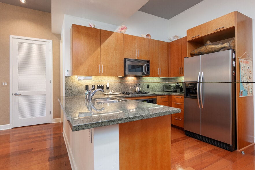 Building Photo - 1050 Island Ave