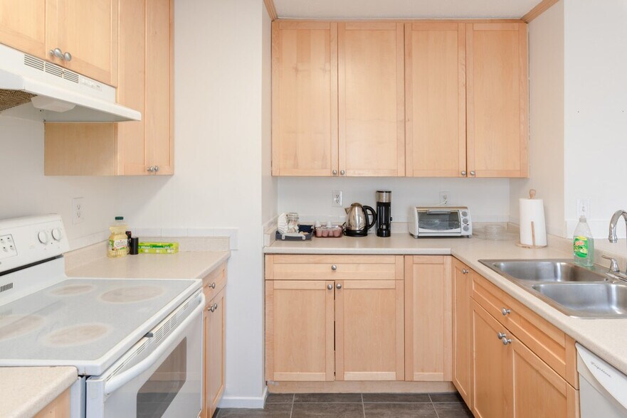 Building Photo - 2390 Hunters Square Ct