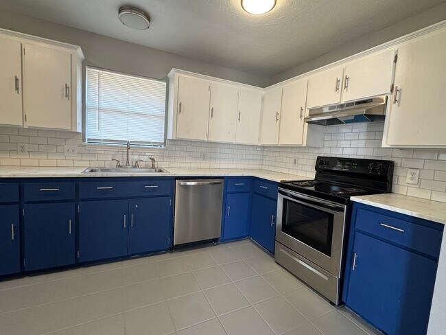 Building Photo - 1916 SW E Ave