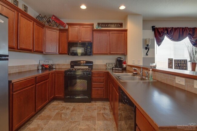 Building Photo - Move in ready home located on the SW side ...