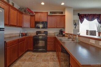 Building Photo - Move in ready home located on the SW side ...