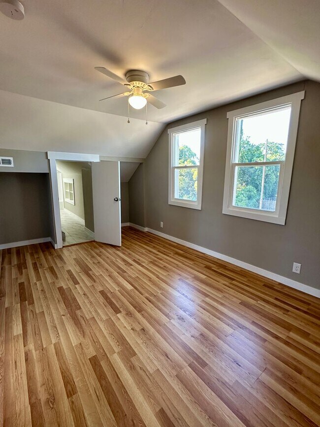 Building Photo - Beautiful 3 bedroom 3 bath Two Story House