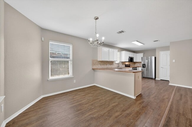 Building Photo - 3304 Glenmore Dr