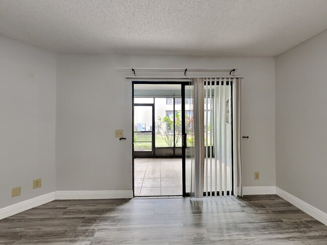Building Photo - 2956 Clubview Dr