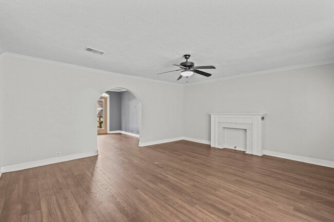 Building Photo - 2406 Oaklawn Dr