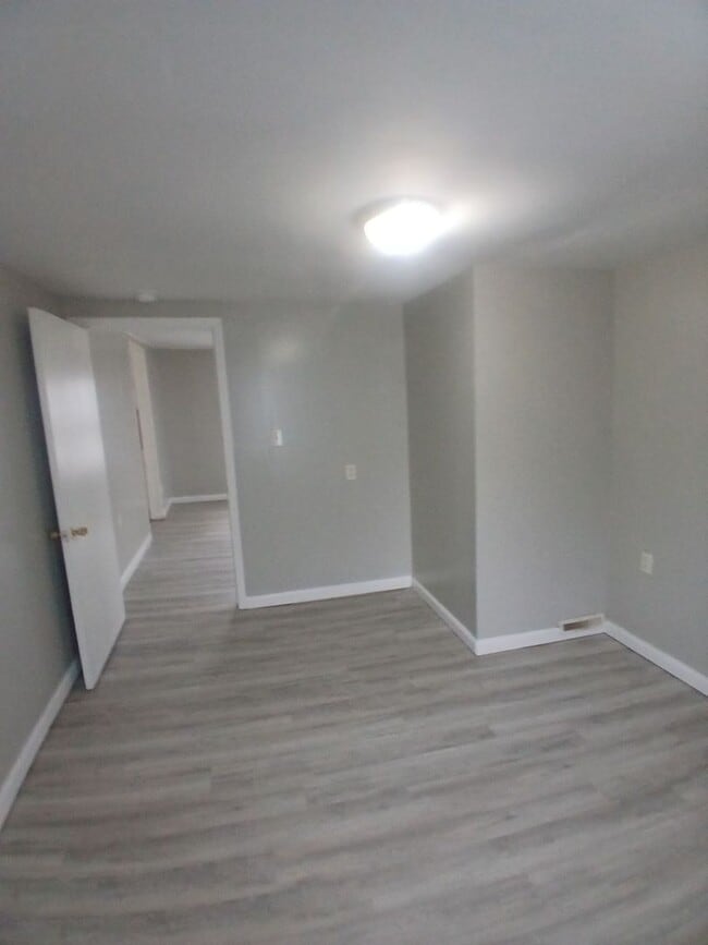 Building Photo - 3 Bedroom, 2 Full Bathrooms! Front Porch & Detached Garage!