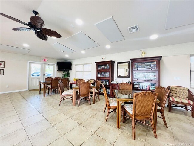 Building Photo - 4250 N Hwy A1A