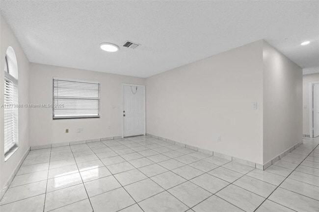 Building Photo - 3 bedroom in Hollywood FL 33021