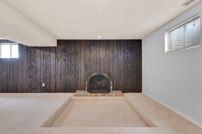 Building Photo - 3020 Avondale Dr