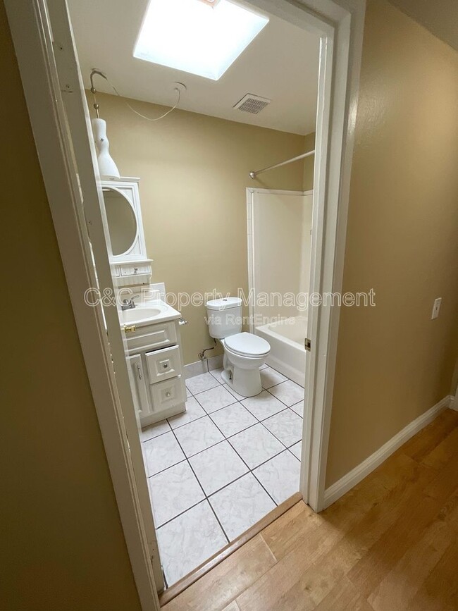 Building Photo - 3872 Tiverton Dr