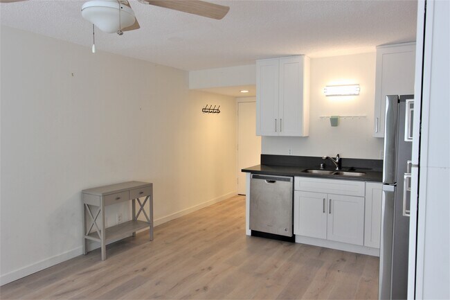 Building Photo - 372 Pershing Dr