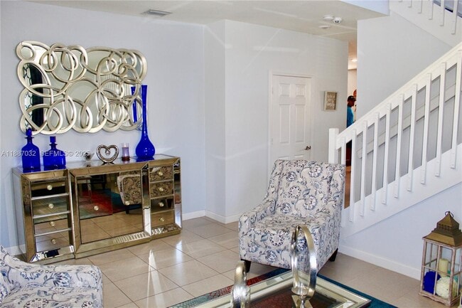 Building Photo - 3728 SE 5th Ct